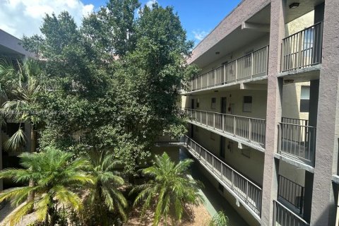 Condo in North Lauderdale, Florida, 2 bedrooms  № 1332214 - photo 18