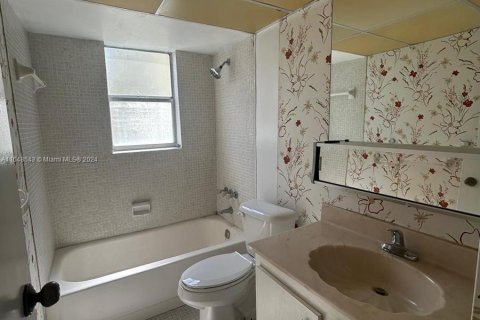 Condo in North Lauderdale, Florida, 2 bedrooms  № 1332214 - photo 16