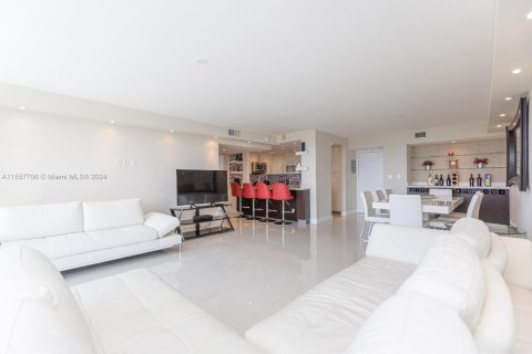 Condo in Sunny Isles Beach, Florida, 2 bedrooms  № 1362402 - photo 26