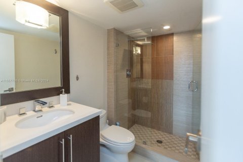 Condo in Sunny Isles Beach, Florida, 2 bedrooms  № 1362402 - photo 16