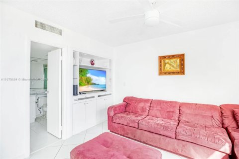 Condo in Aventura, Florida, 2 bedrooms  № 1411947 - photo 16