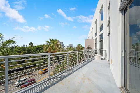 Condo in Miami Beach, Florida, 1 bedroom  № 1147521 - photo 16