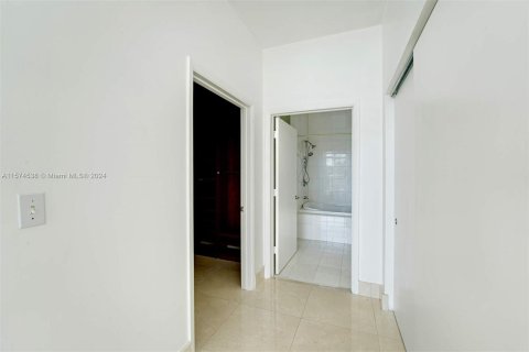 Condo in Miami Beach, Florida, 1 bedroom  № 1147521 - photo 11