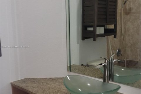 Casa en venta en Miami, Florida, 5 dormitorios, 243.78 m2 № 1321700 - foto 18