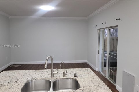 House in Miami, Florida 5 bedrooms, 243.78 sq.m. № 1321700 - photo 4