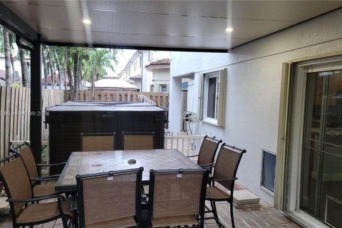 Casa en venta en Miami, Florida, 5 dormitorios, 243.78 m2 № 1321700 - foto 8