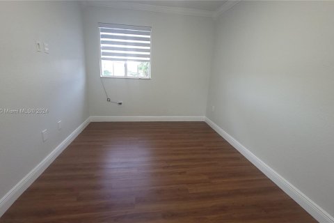 House in Miami, Florida 5 bedrooms, 243.78 sq.m. № 1321700 - photo 14