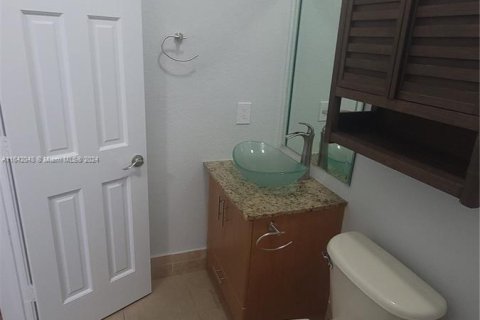 Casa en venta en Miami, Florida, 5 dormitorios, 243.78 m2 № 1321700 - foto 13