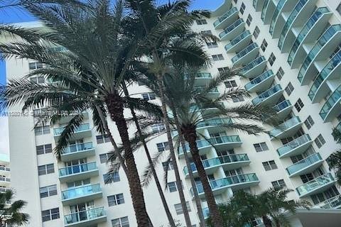 Condominio en venta en Hollywood, Florida, 1 dormitorio, 81.2 m2 № 1155049 - foto 2