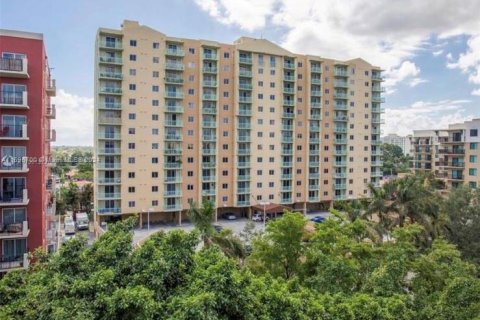 Condo in Miami, Florida, 1 bedroom  № 1188421 - photo 1