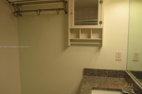 Condo in Miami, Florida, 1 bedroom  № 1188421 - photo 11