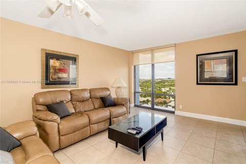 Condo in Hollywood, Florida, 2 bedrooms  № 1188276 - photo 5