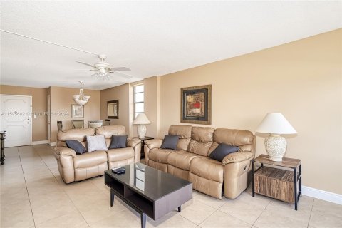 Condo in Hollywood, Florida, 2 bedrooms  № 1188276 - photo 8