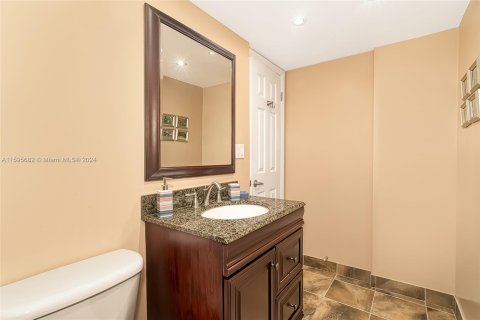 Condo in Hollywood, Florida, 2 bedrooms  № 1188276 - photo 23