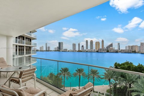 Condominio en venta en Aventura, Florida, 2 dormitorios, 177.44 m2 № 1408435 - foto 1