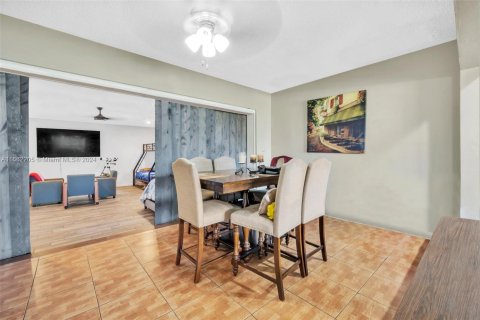 Casa en venta en Miami, Florida, 4 dormitorios, 227.8 m2 № 1372383 - foto 2