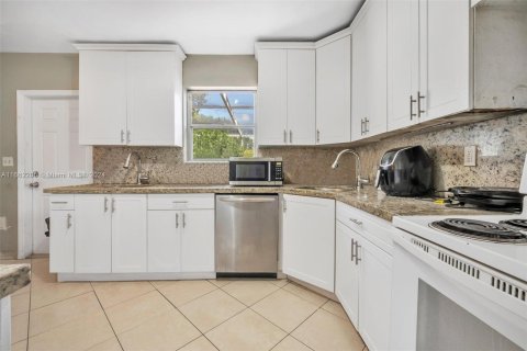 Casa en venta en Miami, Florida, 4 dormitorios, 227.8 m2 № 1372383 - foto 4