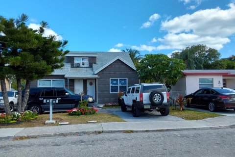 Immobilier commercial à vendre à Lake Worth, Floride: 134.52 m2 № 609470 - photo 2