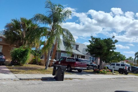 Купить коммерческую недвижимость в Лейк-Уорт, Флорида 134.52м2, № 609470 - фото 3