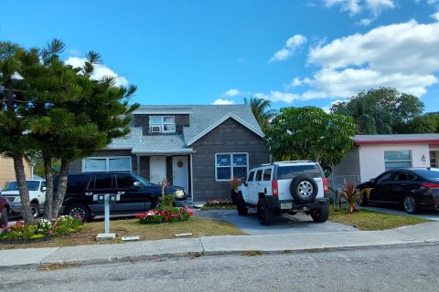Купить коммерческую недвижимость в Лейк-Уорт, Флорида 134.52м2, № 609470 - фото 1