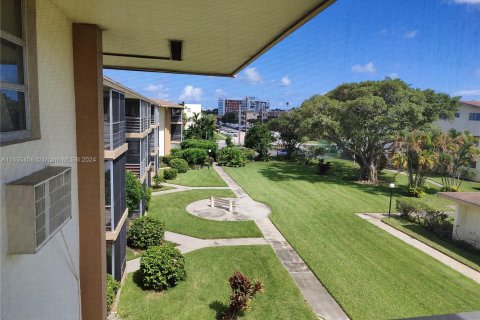 Condo in North Miami Beach, Florida, 1 bedroom  № 1353903 - photo 2