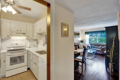 Condo in Lauderdale Lakes, Florida, 1 bedroom  № 990164 - photo 11