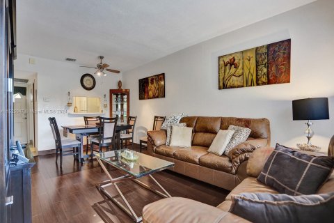 Condo in Lauderdale Lakes, Florida, 1 bedroom  № 990164 - photo 3