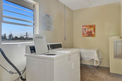 Condo in Lauderdale Lakes, Florida, 1 bedroom  № 990164 - photo 17