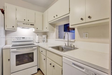 Condo in Lauderdale Lakes, Florida, 1 bedroom  № 990164 - photo 12