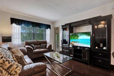 Condo in Lauderdale Lakes, Florida, 1 bedroom  № 990164 - photo 2