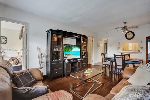 Condo in Lauderdale Lakes, Florida, 1 bedroom  № 990164 - photo 1