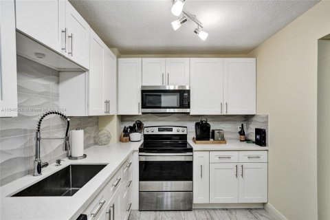 Condo in Pompano Beach, Florida, 1 bedroom  № 1316094 - photo 10