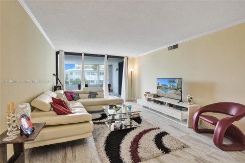 Condo in Pompano Beach, Florida, 1 bedroom  № 1316094 - photo 2