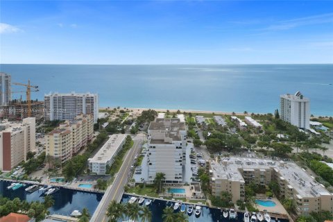 Condo in Pompano Beach, Florida, 1 bedroom  № 1316094 - photo 1