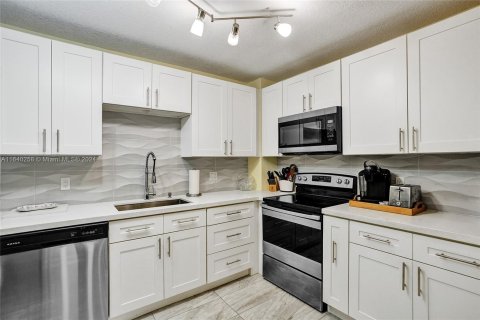 Condo in Pompano Beach, Florida, 1 bedroom  № 1316094 - photo 11