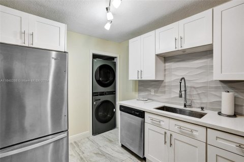 Condo in Pompano Beach, Florida, 1 bedroom  № 1316094 - photo 9