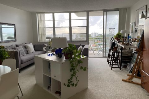 Condominio en venta en North Miami, Florida, 1 dormitorio, 79.43 m2 № 1316096 - foto 3