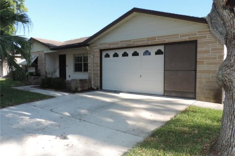 House in Holiday, Florida 3 bedrooms, 127.93 sq.m. № 1339335 - photo 2