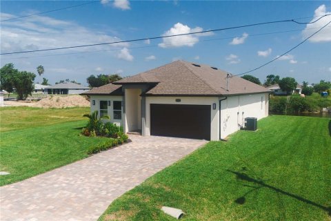 House in Cape Coral, Florida 4 bedrooms, 159.79 sq.m. № 1339339 - photo 13