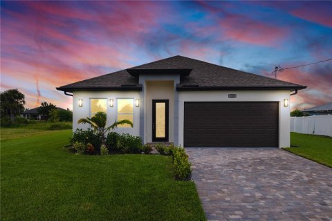 House in Cape Coral, Florida 4 bedrooms, 159.79 sq.m. № 1339339 - photo 1