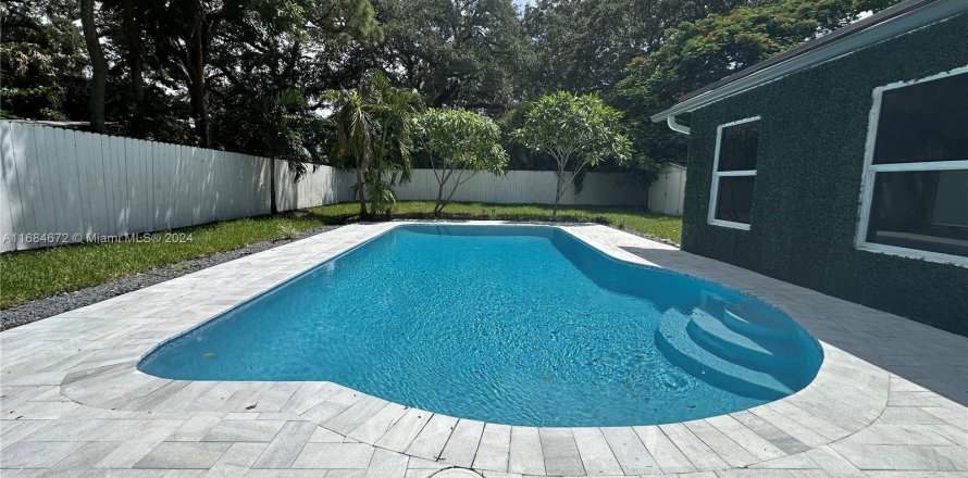 House in Fort Lauderdale, Florida 4 bedrooms, 145.67 sq.m. № 1421521