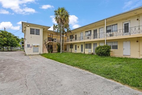 Condo in Miami, Florida, 1 bedroom  № 1327708 - photo 1