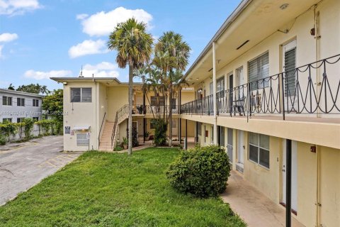 Condo in Miami, Florida, 1 bedroom  № 1327708 - photo 6