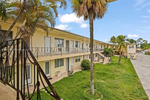 Condo in Miami, Florida, 1 bedroom  № 1327708 - photo 8