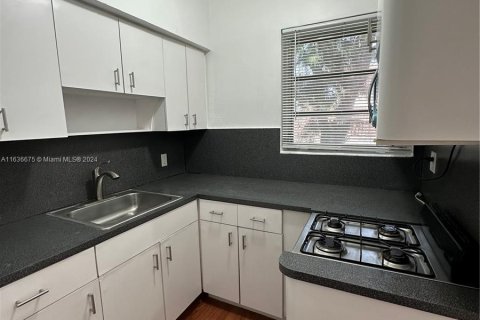 Condo in Miami Beach, Florida, 1 bedroom  № 1309384 - photo 4