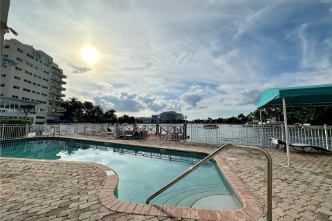 Condo in Miami Beach, Florida, 1 bedroom  № 1309384 - photo 3