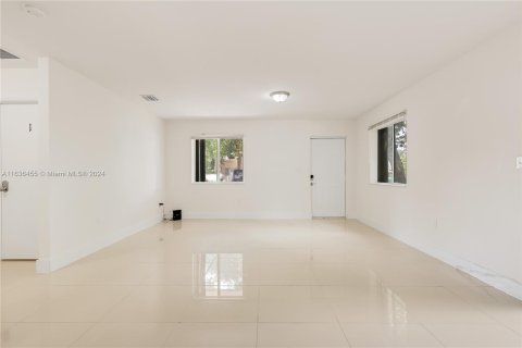 House in Miami, Florida 4 bedrooms, 130.06 sq.m. № 1309381 - photo 6