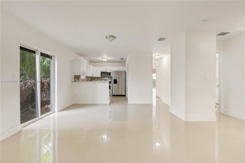 Casa en venta en Miami, Florida, 4 dormitorios, 130.06 m2 № 1309381 - foto 3