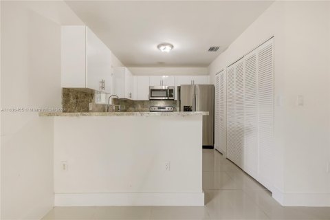 Casa en venta en Miami, Florida, 4 dormitorios, 130.06 m2 № 1309381 - foto 12