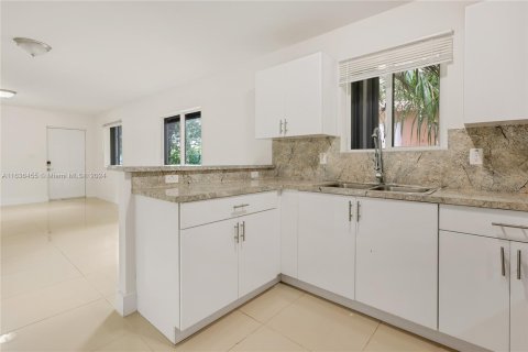 House in Miami, Florida 4 bedrooms, 130.06 sq.m. № 1309381 - photo 9